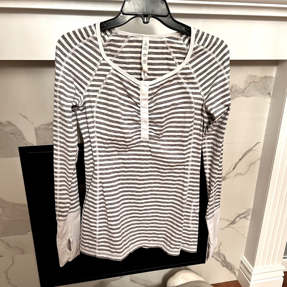 Lululemon Long Sleeve Gray/White Striped Top/Blouse w/Thumb Holes, Size 6, RARE!